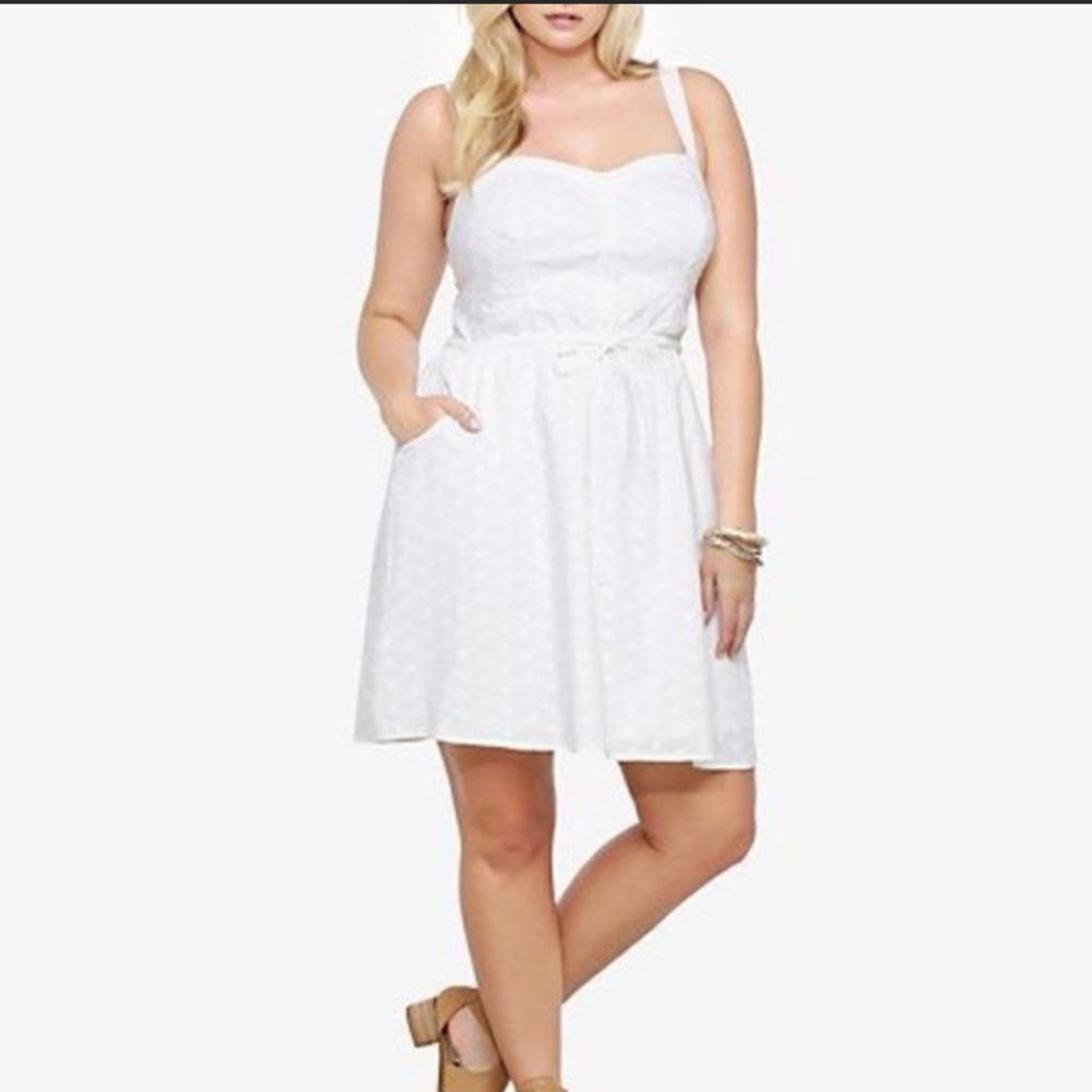 White embroidered eyelet floral dress size 2 from torrid
